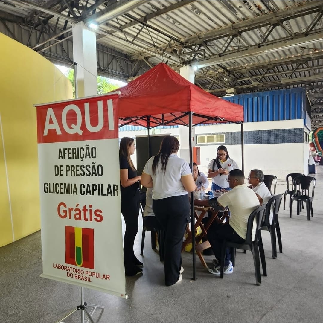 Equipe do Laboratório Popular realizando aferição gratuita de pressão e glicemia em ação comunitária